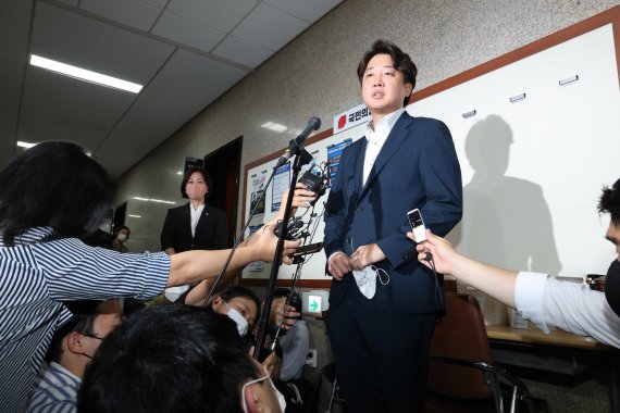 이준석 국민의힘 대표가 7일 오후 서울 여의도 국회에서 열린 성 상납 증거인멸교사 의혹에 대한 윤리위원회에 출석하며 입장을 말하고 있다. (공동취재) 2022.7.7/뉴스1 © News1 이재명 기자