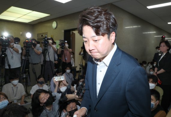 이준석 국민의힘 대표가 7일 오후 서울 여의도 국회에서 열린 성 상납 증거인멸교사 의혹에 대한 윤리위원회에 출석하고 있다. (공동취재) 2022.7.7/뉴스1 © News1 이재명 기자