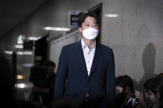 이준석 국민의힘 대표가 7일 오후 서울 여의도 국회에서 열린 성 상납 증거인멸교사 의혹에 대한 윤리위원회에 출석하고 있다. (공동취재) 2022.7.7/뉴스1 © News1 이재명 기자