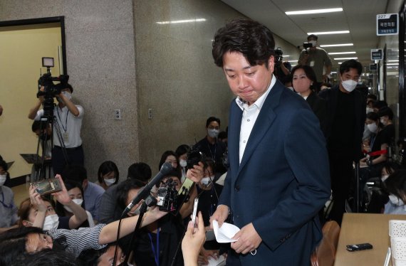 이준석 국민의힘 대표가 7일 오후 서울 여의도 국회에서 열린 성 상납 증거인멸교사 의혹에 대한 윤리위원회에 출석하고 있다. (공동취재) 2022.7.7/뉴스1 © News1 이재명 기자