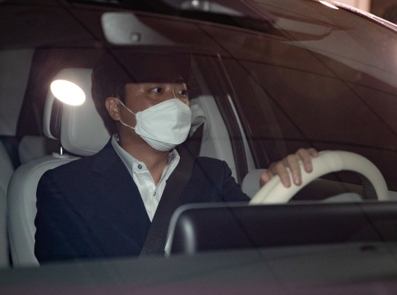이준석 국민의힘 대표가 8일 서울 여의도 국회에서 열린 성 상납 증거인멸교사 의혹에 대한 윤리위원회에서 소명을 마친 후 차량에 탑승해 있다. 2022.7.8/뉴스1 © News1 이재명 기자