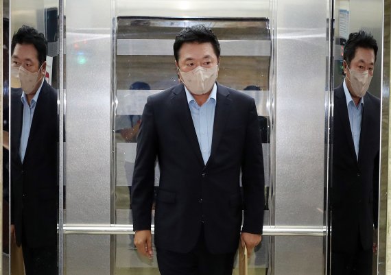 김철근 국민의힘 당 대표 정무실장이 7일 오후 서울 여의도 국회에서 열린 이준석 대표의 성 상납 증거인멸교사 의혹에 대한 윤리위원회에 출석하고 있다. 2022.7.7/뉴스1 © News1 이재명 기자