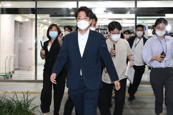 이준석 국민의힘 대표가 8일 서울 여의도 국회에서 열린 성 상납 증거인멸교사 의혹에 대한 윤리위원회에서 소명을 마친 후 차량으로 향하고 있다. (공동취재) 2022.7.8/뉴스1 © News1 이재명 기자