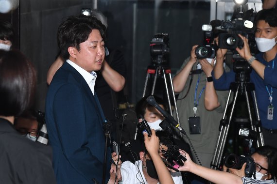 이준석 국민의힘 대표가 7일 오후 서울 여의도 국회에서 열린 성 상납 증거인멸교사 의혹에 대한 윤리위원회에 출석하며 입장을 말하고 있다. (공동취재) 2022.7.7/뉴스1 © News1 이재명 기자