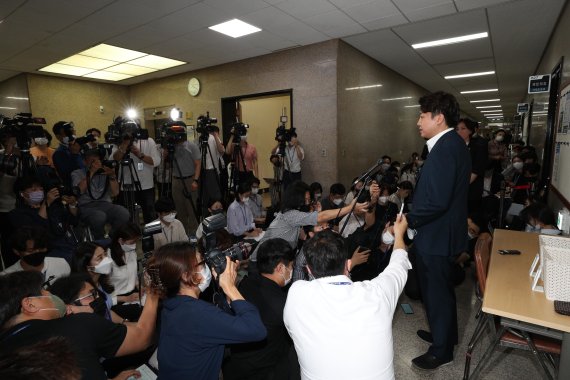 이준석 국민의힘 대표가 7일 오후 서울 여의도 국회에서 열린 성 상납 증거인멸교사 의혹에 대한 윤리위원회에 출석하며 입장을 말하고 있다. (공동취재) 2022.7.7/뉴스1 © News1 이재명 기자