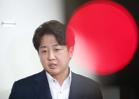 이준석 국민의힘 대표가 7일 오후 서울 여의도 국회에서 열린 성 상납 증거인멸교사 의혹에 대한 윤리위원회에 출석하며 입장을 말하고 있다. (공동취재) 2022.7.7/뉴스1 © News1 이재명 기자