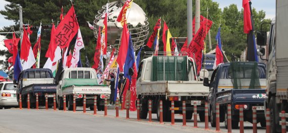 화물연대가 총파업에 돌입한 7일 오후 경기 이천시 하이트진로 이천공장으로 주류도매업체 용달 차량들이 들어가고 있다. 2022.6.7/뉴스1 © News1 김영운 기자