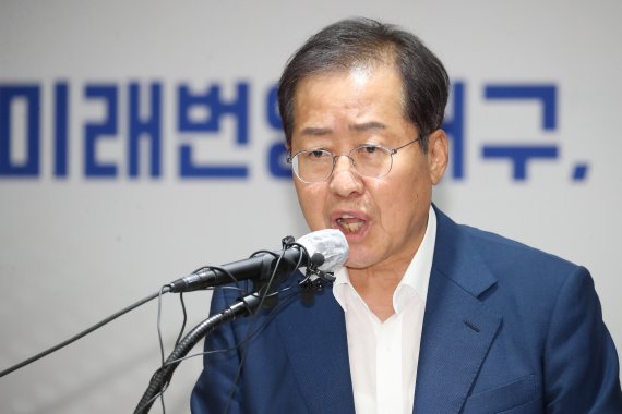 홍준표 대구시장이 5일 오후 대구 중구 대구시청 동인동 청사에서 열린 민선8기 취임 첫 기자간담회에서 취재진 질문에 답하고 있다. 사진=뉴스1