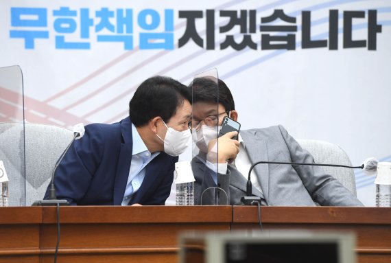 권성동 국민의힘 원내대표와 성일종 정책위의장이 8일 오전 서울 여의도 국회에서 열린 원내대책회의에서 귀엣말을 하고 있다. (공동취재) 2022.7.8/뉴스1 /