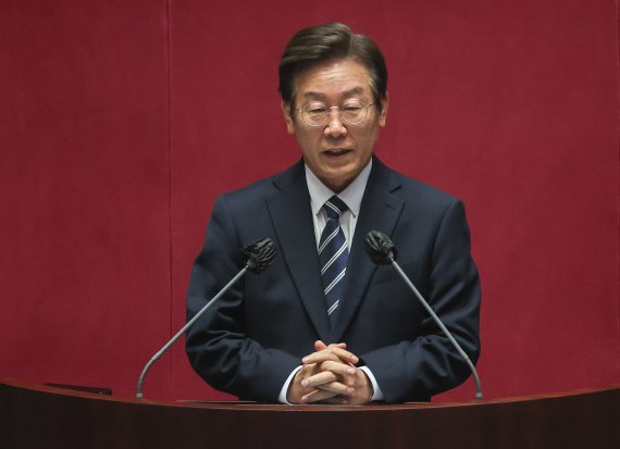 이재명 더불어민주당 의원이 4일 오후 서울 여의도 국회에서 열린 제398회 국회(임시회) 제1차 본회의에서 인사말을 하고 있다. (공동취재) 2022.7.4/뉴스1 © News1 이재명 기자