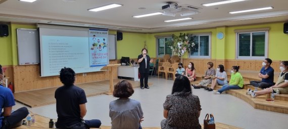 전북 진안군 청소년상담복지센터가 동향초등학교에서 사이코드라마 부모교육 연수를 실시한다.(진안군제공)2022.7.8/뉴스1