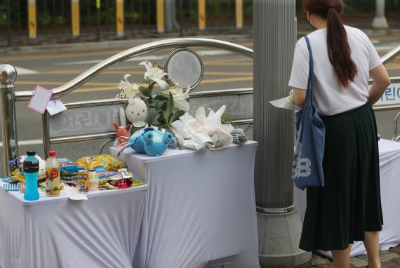 지난 7일 경기 평택시 청북읍의 한 초등학교 앞 스쿨존에서 초등학생들이 포클레인에 치여 1명이 다치고 1명이 숨진 가운데 8일 오전 사고 현장 앞에 시민들의 추모 편지와 물품들이 놓여 있다. 2022.7.8/뉴스1 © News1 김영운 기자