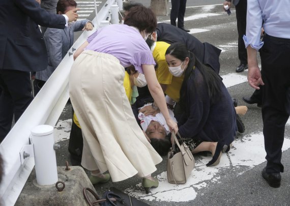 아베 신조 전 총리가 8일 일본 중서부 나라에서 참의원 선거 지원 유세를 하던 도중 총에 맞아 쓰러져있다. AP뉴시스