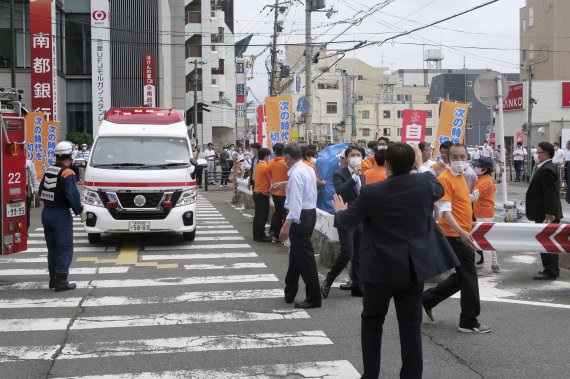 일본 나라현 나라시에서 8일 현지 구급대원들이 아베 신조 전 총리 저격 현장 주변을 통제하고 있다.AP뉴시스