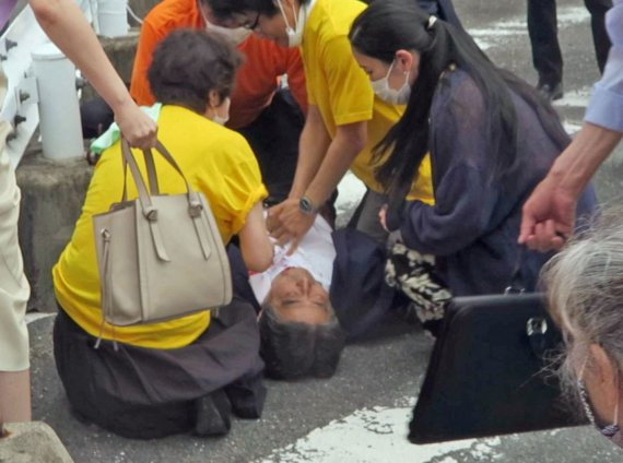 아베 신조 전 일본 총리가 8일 참의원 선거를 앞두고 일본 서부 나라시에서 선거 유세 도중 총격을 맞고 쓰러진 모습.로이터뉴스1