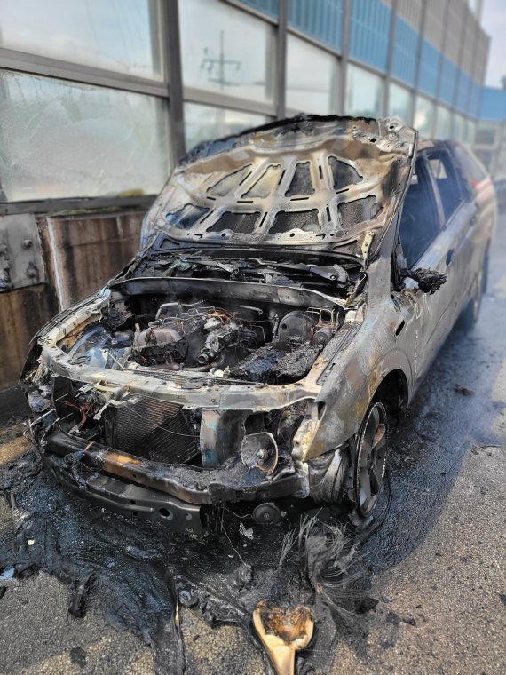 8일 오후 1시52분쯤 부산 연제구 번영로 시내방향 갓길에 정차한 SUV에서 불이 났다. 사진은 화재 현장.(부산경찰청 제공)© 뉴스1