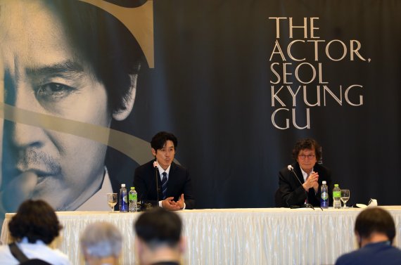 배우 설경구가 8일 오후 경기 부천시 고려호텔에서 열린 제26회 부천국제판타스틱영화제 특별 기자회견에서 취재진과 인터뷰를 하고 있다. 2022.7.8/뉴스1 © News1 정진욱 기자