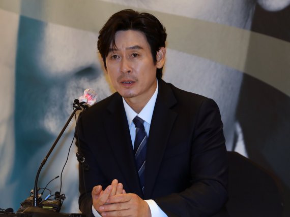 배우 설경구가 8일 오후 경기 부천시 고려호텔에서 열린 제26회 부천국제판타스틱영화제 특별 기자회견에서 취재진과 인터뷰를 하고 있다. 2022.7.8/뉴스1 © News1 정진욱 기자