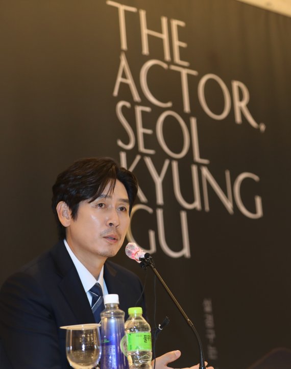 배우 설경구가 8일 오후 경기 부천시 고려호텔에서 열린 제26회 부천국제판타스틱영화제 특별 기자회견에서 취재진과 인터뷰를 하고 있다. 2022.7.8/뉴스1 © News1 정진욱 기자