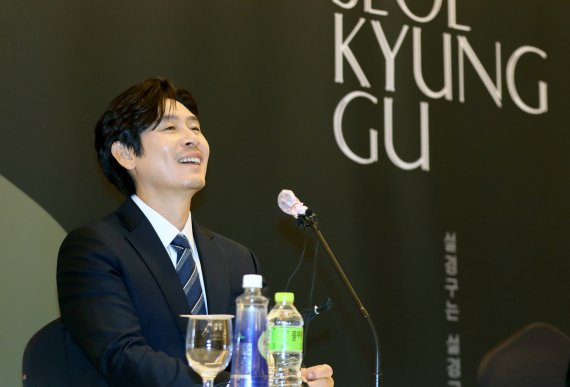 배우 설경구가 8일 오후 경기 부천시 고려호텔에서 열린 제26회 부천국제판타스틱영화제 특별 기자회견에서 취재진과 인터뷰를 하고 있다. 2022.7.8/뉴스1 © News1 정진욱 기자