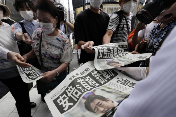 8일 일본 도쿄에서 요미우리 신문사 직원들이 아베 신조 전 총리의 피격 소식을 전하는 호외판을 배포하고 있다. /사진=AP뉴시스
