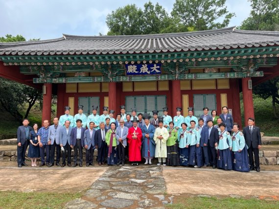 8일 정인화 광양시장이 향교대성전에서 고유제를 지내고 기념촬영을 하고 있다(광양시 제공)2022.7.8/© 뉴스1