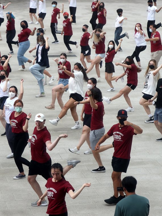 [서울=뉴시스] 추상철 기자 = 고려대 국제하계대학(ISC)에 참가한 외국인 대학생들이 8일 오후 서울 성북구 고려대학교에서 '싸이의 That That(댓댓)' 음악에 맞춰 플래시몹을 선보이고 있다. 2022.07.08. scchoo@newsis.com