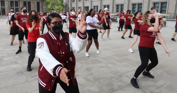 [서울=뉴시스] 추상철 기자 = 고려대 국제하계대학(ISC)에 참가한 외국인 대학생들이 8일 오후 서울 성북구 고려대학교에서 '싸이의 That That(댓댓)' 음악에 맞춰 플래시몹을 선보이고 있다. 2022.07.08. scchoo@newsis.com