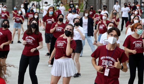 [서울=뉴시스] 추상철 기자 = 고려대 국제하계대학(ISC)에 참가한 외국인 대학생들이 8일 오후 서울 성북구 고려대학교에서 '싸이의 That That(댓댓)' 음악에 맞춰 플래시몹을 선보이고 있다. 2022.07.08. scchoo@newsis.com