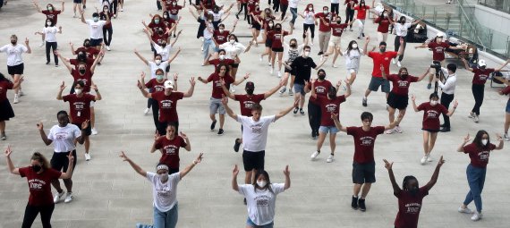 [서울=뉴시스] 추상철 기자 = 고려대 국제하계대학(ISC)에 참가한 외국인 대학생들이 8일 오후 서울 성북구 고려대학교에서 '싸이의 That That(댓댓)' 음악에 맞춰 플래시몹을 선보이고 있다. 2022.07.08. scchoo@newsis.com