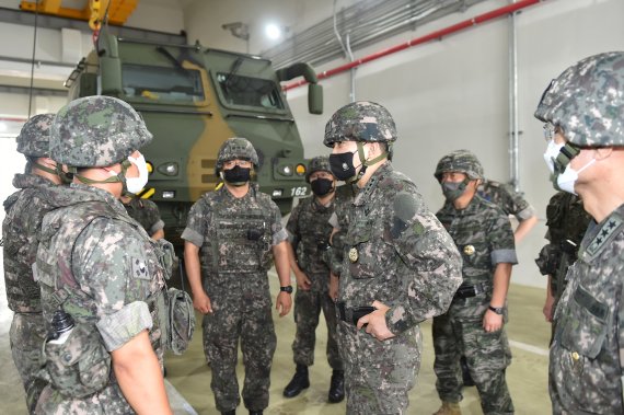 김승겸 합동참모의장이 8일 육군 미사일전략사령부 예하 작전부대를 찾아 대비태세 현장 지도를 하고 있다. 사진=합동참모본부 제공