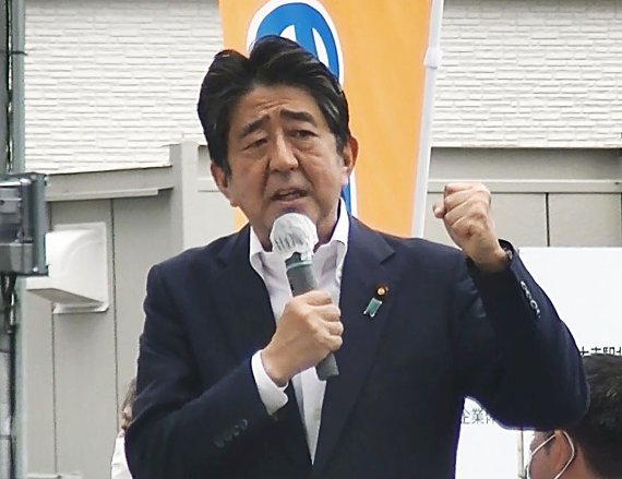 아베 신조 전 일본 총리가 8일 총격을 받기 직전 나라시에서 선거연설을 하고 있다. 연설 도중 총격을 받아 병원으로 옮겨졌으나 숨졌다.AP뉴시스