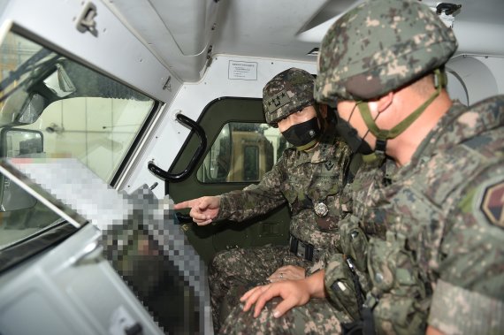 김승겸 합동참모의장이 8일 육군 미사일전략사령부 예하 작전부대를 찾아 대비태세 현장 지도를 하고 있다.<div id='ad_body3' class='mbad_bottom' ></div> 사진=합동참모본부 제공