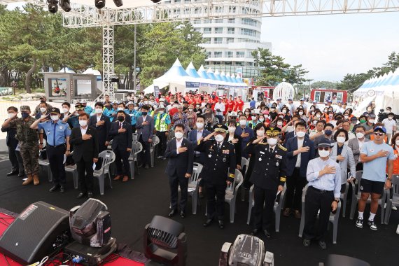 강릉시는 8일 경포해수욕장 중앙광장에서 경포해수욕장 개장식을 열고 본격 운영에 들어갔다.(강릉시 제공) 2022.7.8/뉴스1