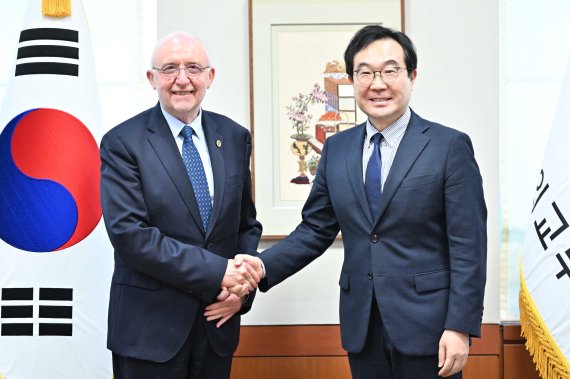 이도훈 외교부 2차관이 방한 중인 살바토레 샤키타노 국제민간항공기구(ICAO) 이사회 의장과 만나 협력 강화 방안을 논의했다고 8일 외교부가 밝혔다.(외교부 제공)© 뉴스1