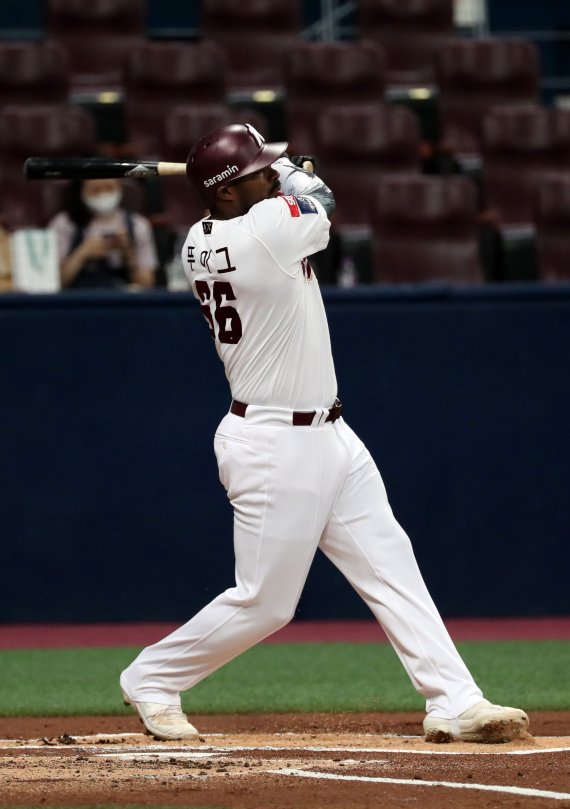 [서울=뉴시스] 고승민 기자 = 8일 서울 고척스카이돔에서 열린 2022 KBO 리그 NC 다이노스 대 키움 히어로즈 경기, 1회말 키움 공격 2사 1,2루 상황 5번타자 푸이그가 2득점 2루타를 치고 있다. 2022.07.08. kkssmm99@newsis.com