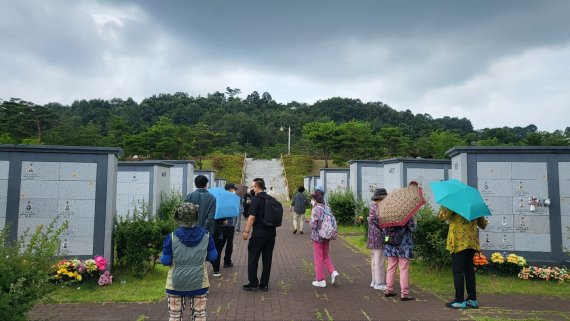 '제4기 귀천 준비학교' 어르신들은 8일 가톨릭군위묘원에서 현장견학을 하고 있다. 2022.7.8/뉴스1 © News1 이성덕 기자