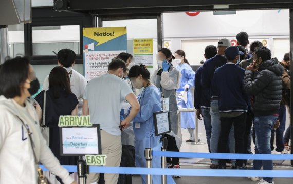 [인천공항=뉴시스] 김근수기자 = 국내 신종 코로나바이러스감염증(코로나19) 신규확진자 수가 0시 기준 1만 8511명으로 일주일 전보다 2배가량 증가한 7일 오전 인천공항 제1여객터미널 코로나19 검사센터에서 외국인들이 검사를 받기 위해 대기하고 있다. 2022.07.07. ks@newsis.com