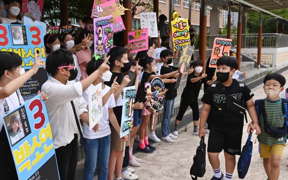 [수원=뉴시스] 김종택기자 = 6일 오전 경기도 수원시 권선구 능실초등학교에서 학생 회장·부회장 선거에 출마한 후보와 선거운동원들이 개성 있는 선거 피켓을 들고 등굣길 학생들에게 지지를 호소하고 있다. 2022.07.05. jtk@newsis.com