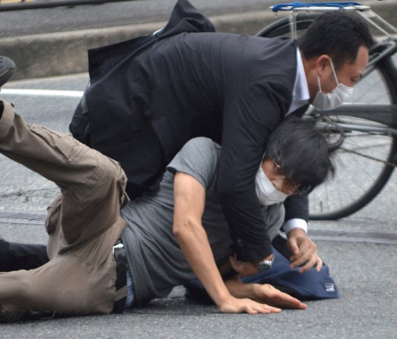 8일 (현지시간) 일본 나라에서 참의원 선거 유세를 하는 아베 신조 전 총리를 총기로 저격한 해상 자위대원 출신의 용의자가 체포되고 있다. © 로이터=뉴스1 © News1 우동명 기자 /사진=뉴스1