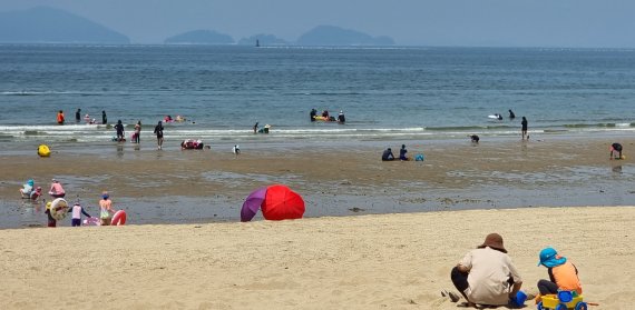 9일 개장한 전북 부안군 변산해수욕장에서 가족단위 피서객들이 즐거운 시간을 보내고 있다.2022.7.9/© 뉴스1 이지선기자