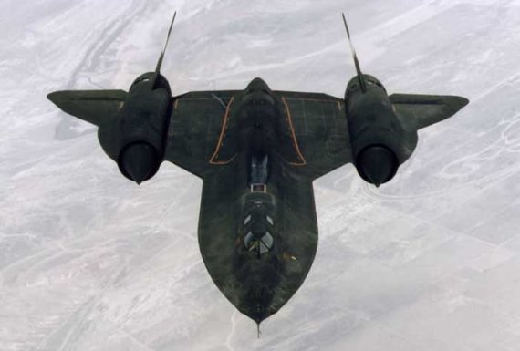 SR-71 '블랙버드'는 마하 3의 속도에서 공기 흐름으로 인한 마찰로 인해 기체의 일부 부속들은 화씨 1000도(섭씨 540도)까지 급격히 상승한다. 블랙버드의 경우 86도가 최적의 상태로 검은색 페인트는 열을 잘 분산시켜 60파운드 이상 분량의 페인트가 사용되어 온도로 인해 치명적인 결함이 일어나지 않도록 했다. 블랙버드 퇴역 이후 미국은 SR-71의 개발 노하우와 구체적인 제작과 관련한 자료가 타국으로 유출되는 걸 막기 위해서 이 기체의 관련자료를 모두 파기했고 전용으로 만들어진 공구도 전부 폐기처분 했다. 현재 결국 스컹크 