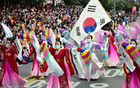 [대구=뉴시스] 이무열 기자 = 2022 파워풀 대구 페스티벌 축제가 열린 9일 오후 대구 중구 동인동 국채보상로 일대에서 축제의 하이라이트인 거리퍼레이드가 펼쳐지고 있다. 이번 파워풀 대구 페스티벌은 코로나19 여파로 3년 만에 다시 열렸다. 2022.07.09. lmy@newsis.com