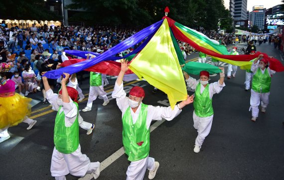 [대구=뉴시스] 이무열 기자 = 2022 파워풀 대구 페스티벌 축제가 열린 9일 오후 대구 중구 동인동 국채보상로 일대에서 축제의 하이라이트인 거리퍼레이드가 펼쳐지고 있다. 이번 파워풀 대구 페스티벌은 코로나19 여파로 3년 만에 다시 열렸다. 2022.07.09. lmy@newsis.com