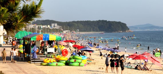 비싸도 이번엔 꼭 vs 물가·기름값 무서워 '집콕'…여름휴가 양극화