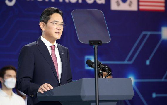 [평택=뉴시스] 전신 기자 = 이재용 삼성전자 부회장이 20일 경기 평택 삼성전자 반도체 공장을 방문한 윤석열 대통령과 조 바이든 미국 대통령 연설에 앞서 인사말하고 있다. 2022.05.20. photo1006@newsis.com