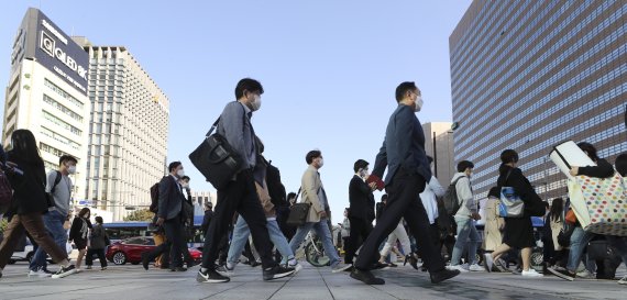 [서울=뉴시스] 최진석 기자 = 5일 오전 서울 광화문 네거리에서 시민들이 추석 연휴를 마친 뒤 출근길 발걸음을 재촉하고 있다. 2020.10.05. myjs@newsis.com