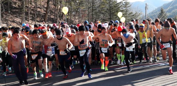 2019년 충북 보은군 속리산 말티재 꼬부랑길에서 열린 '알몸 마라톤대회’ 장면. (보은군 제공)./뉴스1 © News1