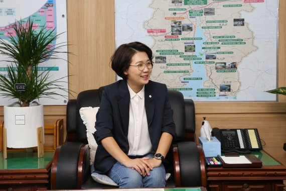 김보미 강진군의장이 8일 의장실에서 인터뷰에 응하고 있다.© 뉴스1