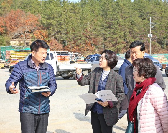 8대 의회에서 동료의원들과 현장활동중인 김보미 의원© 뉴스1